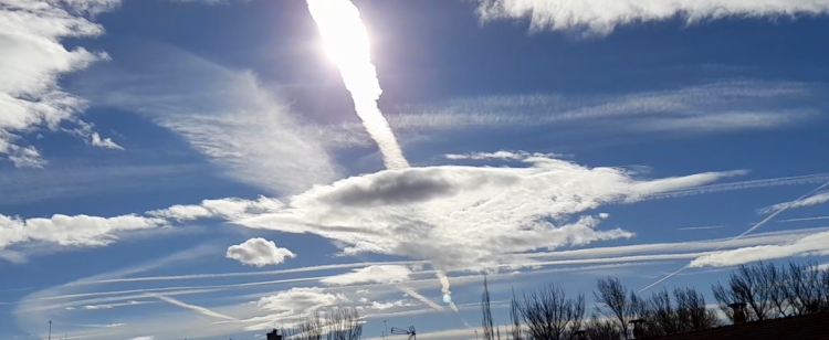 Chemtrail típico de los que podemos ver casi a diario.